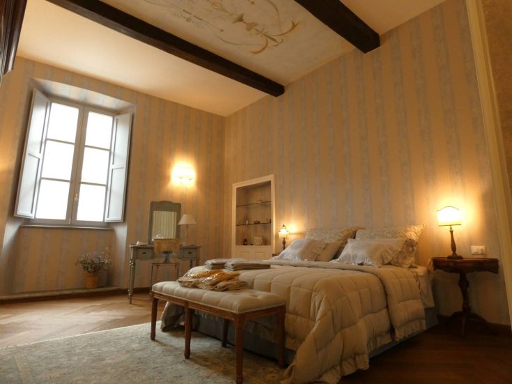 Una camera da letto semplice con decorazioni sobrie, adatta per il relax e il riposo.