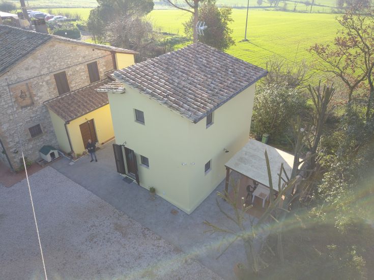 Eine gelbe Wohnung in einer grünen Umgebung, ideal um die umbrischen Sehenswürdigkeiten zu besuchen.