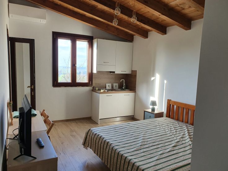 Heller Raum mit einer Kochnische, ideal für entspannte Momente.