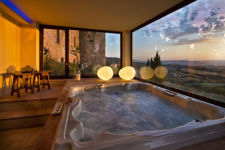 Vasca idromassaggio situata in un ambiente tranquillo con panorama sulle colline verdi di Saragano.