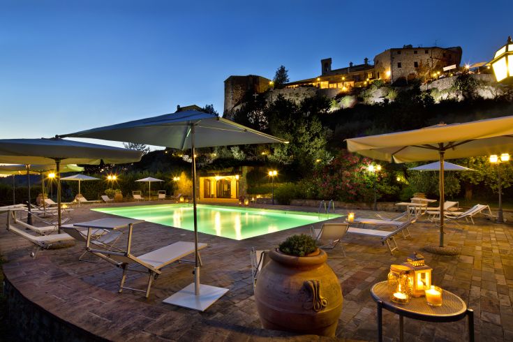 Un edificio immerso nel verde, con piscina, ristorante, bar del vino e area benessere nel borgo di Saragano.