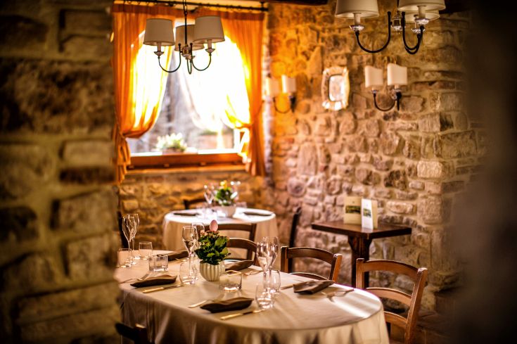 Ristorante intimo con arredamenti in stile rustico e un'atmosfera accogliente e familiare.