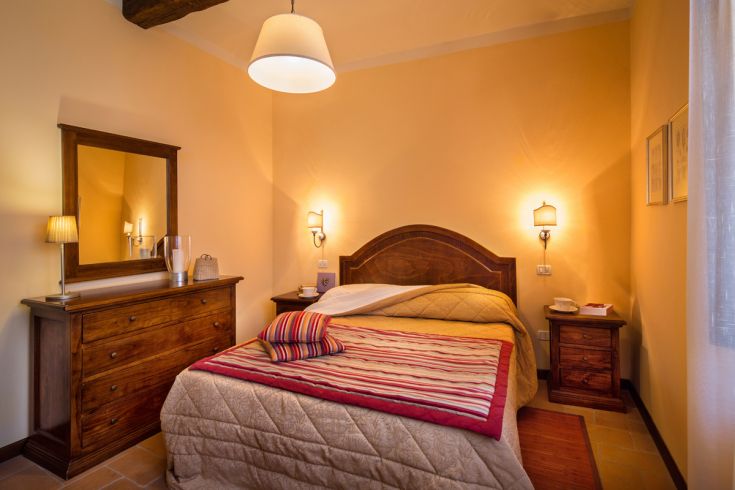 Una camera semplice con mobili in legno chiaro e decorazioni sobrie, ideale per momenti di relax.