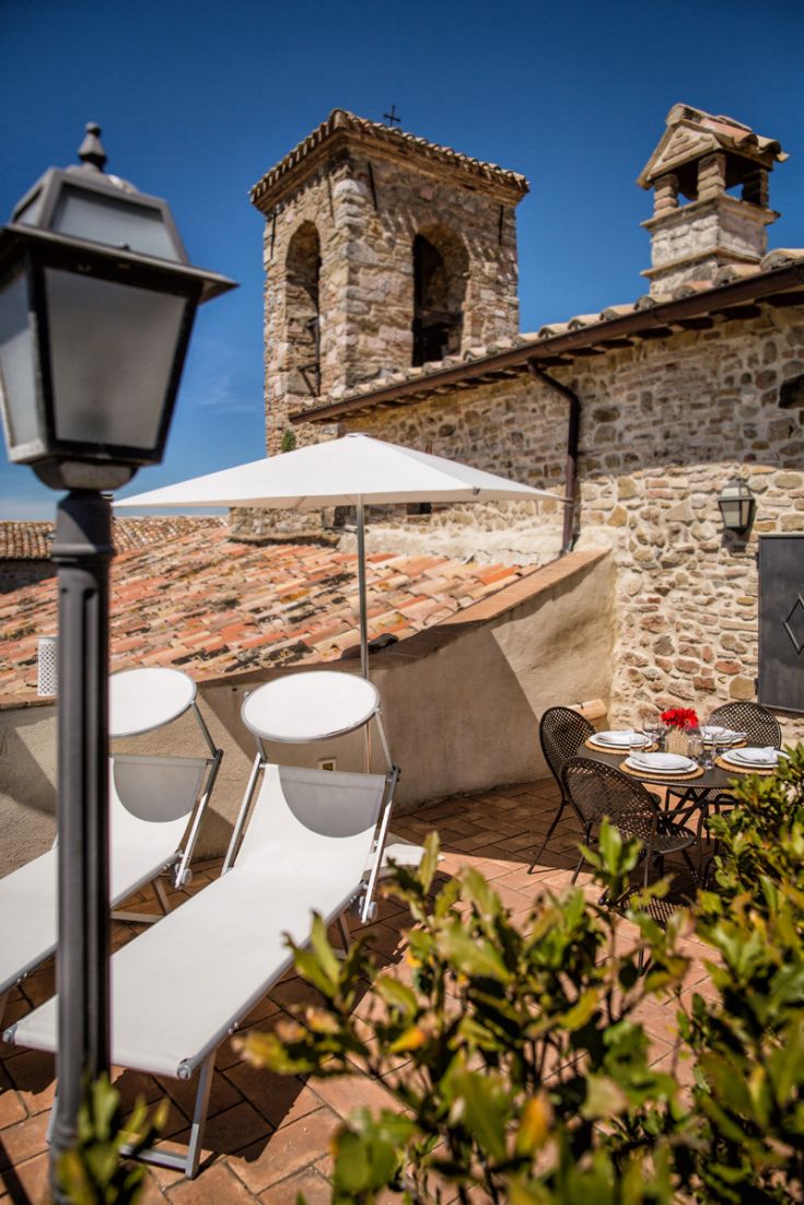 Un'area tranquilla con lettini e tavolo, immersa in un contesto di bellezze storiche e naturali.