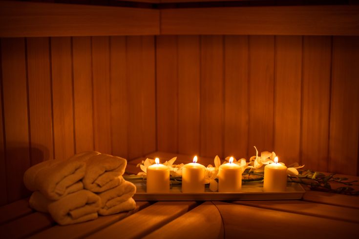 Spazio accogliente per il relax, dotato di asciugamani e candele per un momento di tranquillità.