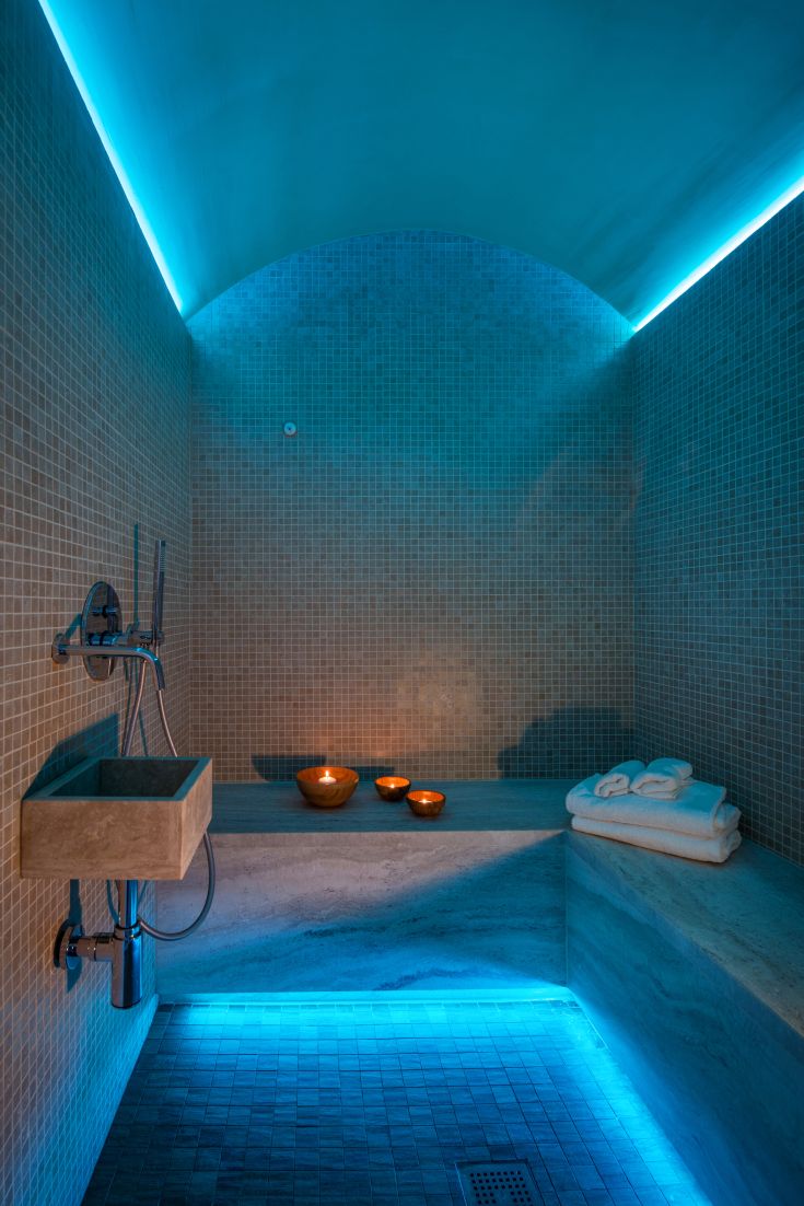 Ambiente rilassante in una spa moderna con luci blu e arredi curati. Ideale per momenti di benessere.