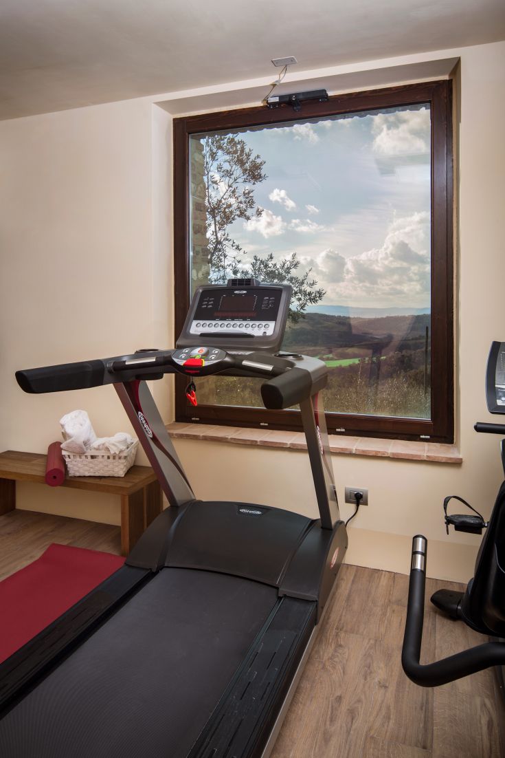 Una palestra con panorama sulle colline umbre, che unisce attività sportiva e momenti di relax.