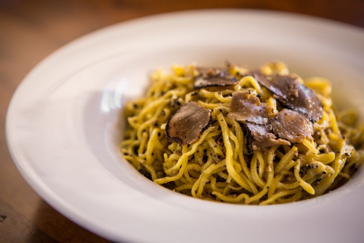 Pasta con tartufo servita in una semplice ciotola bianca.