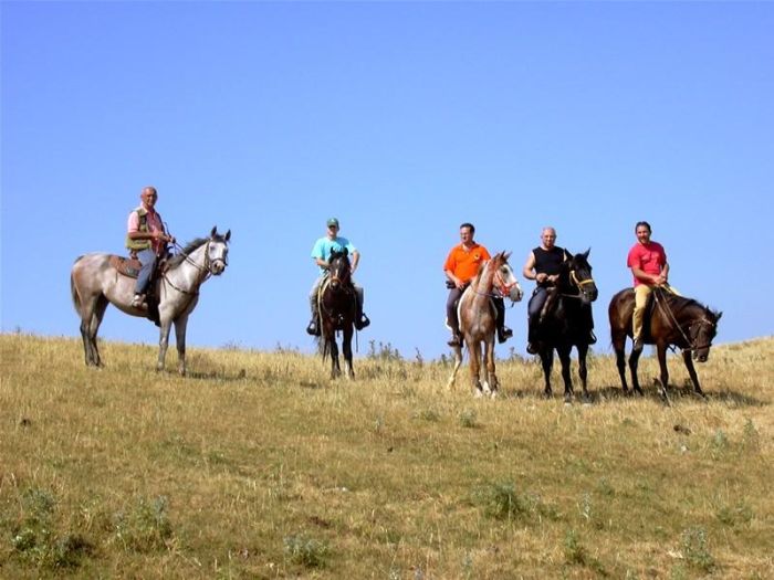 uomini a cavallo sulla montagna 