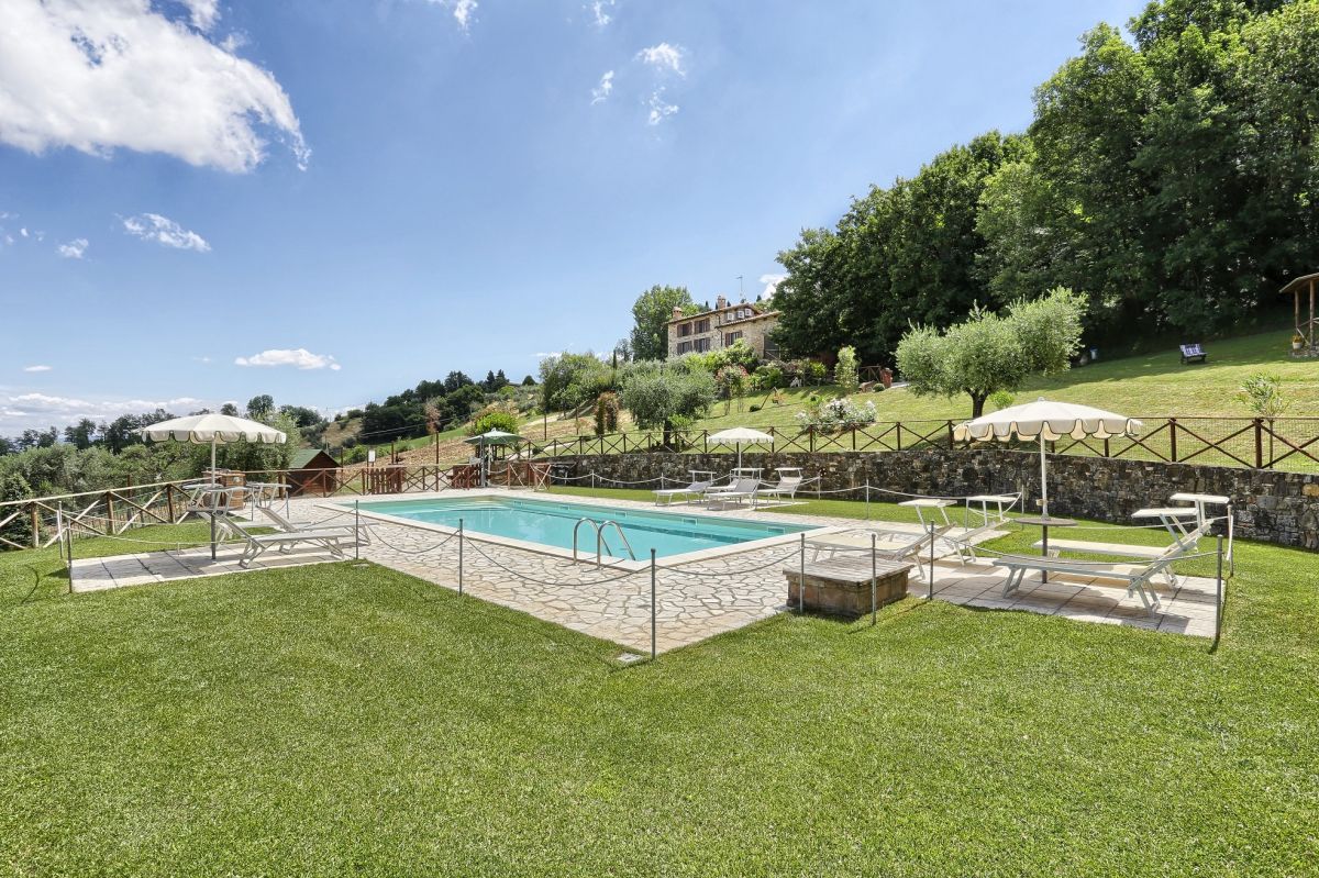 Rilassati in un agriturismo circondato dalla natura, con una piscina e panorami tranquilli.