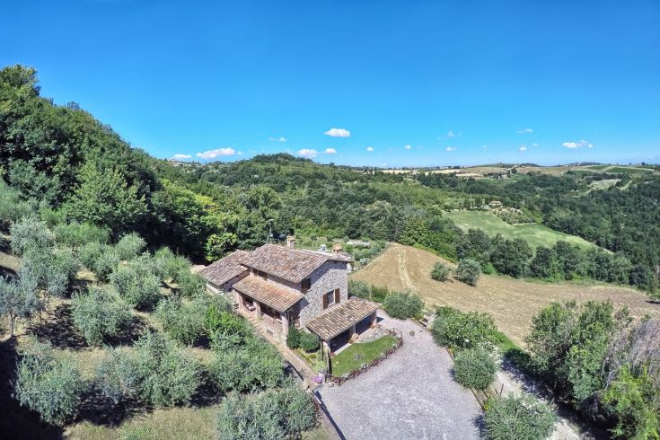 In der Natur eingebettet, bietet dieses Agriturismo Ruhe und Entspannung mit Blick auf das umliegende Tal.