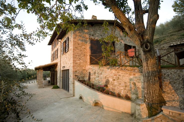 Charakteristisches Steinhaus, umgeben von der Natur, ideal für Entspannung und Spaziergänge.