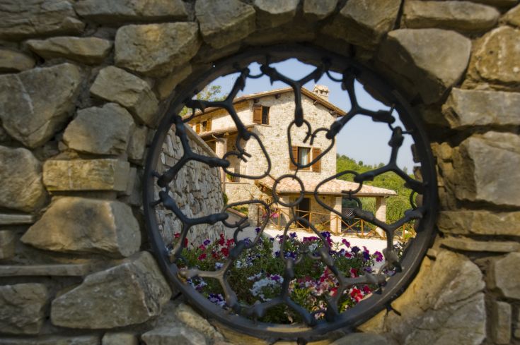 Steinbau in natürlicher Umgebung, umgeben von Ruhe. Idealer Ort für Spaziergänge und Entspannung.