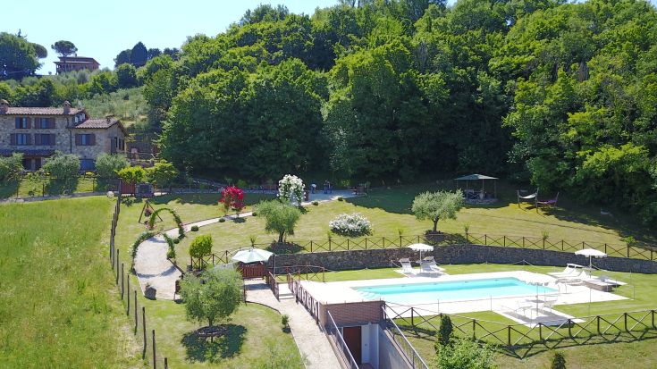 Umgeben von Natur bietet der Palast einen ruhigen Blick auf das umliegende Tal.