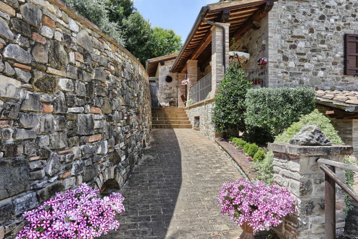 Ein Steingebäude, umgeben von Natur, ideal für entspannende Momente.