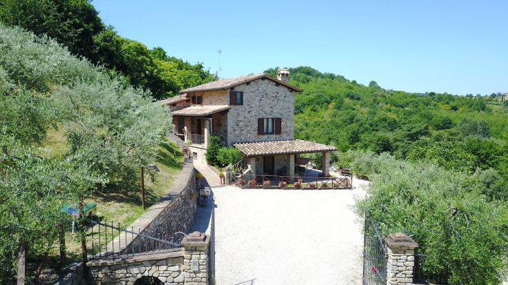 Ein Steingebäude, umgeben von Natur, perfekt, um ruhige Momente und Spaziergänge im Wald zu genießen.