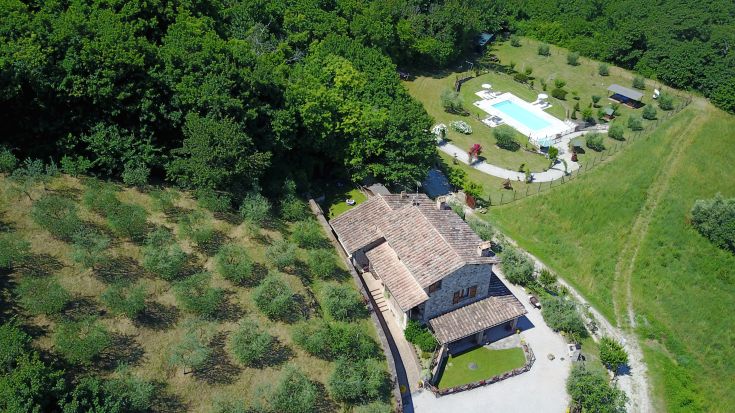 Ein Agriturismo in der Natur mit Pool und Olivenhainen, ideal zum Entspannen.