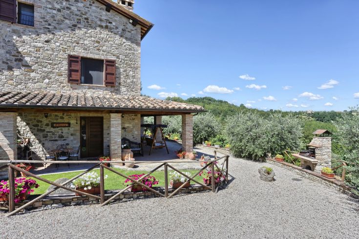 Eingebettet in die Natur bietet ein Steingebäude eine ruhige Szenerie, perfekt für Momente der Ruhe.