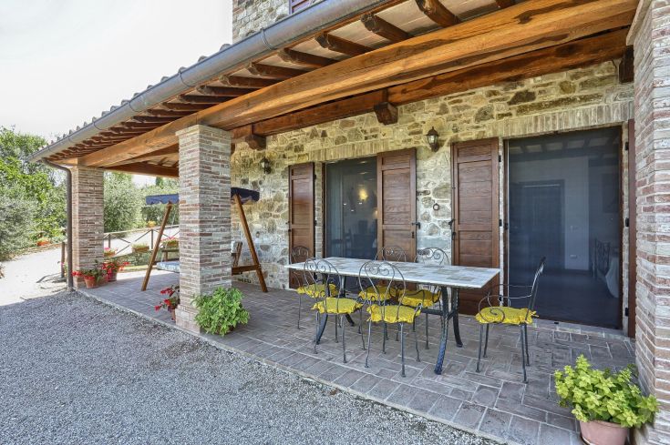 Ein Außenbereich mit Tisch und Stühlen, perfekt für ruhige und angenehme Momente.