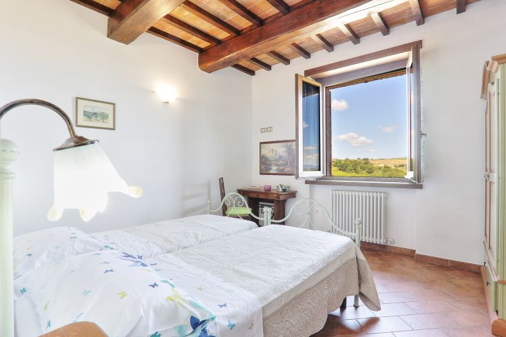 Gemütliches Zimmer mit Blick auf die umliegende Natur, ideal zum Entspannen.