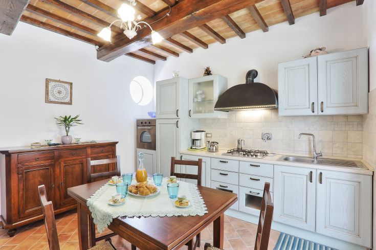 Gemütliche Küche mit einem schön gedeckten Tisch und einfachen Designelementen.