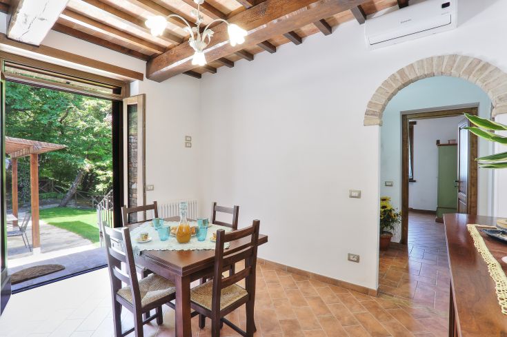 Ein gemütliches Esszimmer mit Garten Zugang, das durch einen einfachen und hellen Stil gekennzeichnet ist.