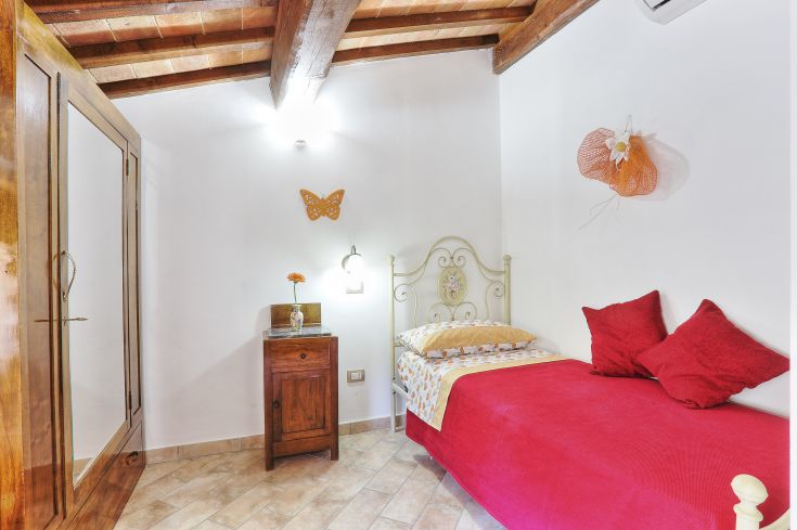 Gemütliches Einzelzimmer mit einem Einzelbett, mit Liebe zum Detail eingerichtet.