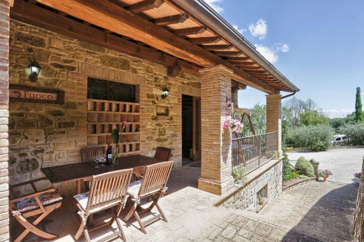 Agriturismo in einer natürlichen Umgebung, mit bequemen Räumen und atemberaubenden Ausblicken. Perfekt zum Entspannen und Spazierengehen.