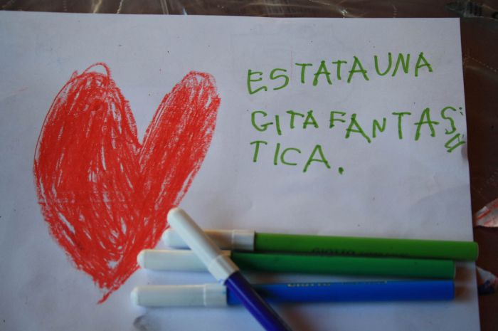 un pensiero scritto da un bambino su un foglio bianco 