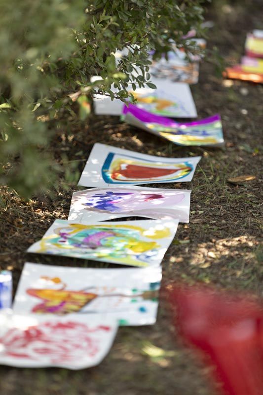 disegni di bambini sotto un alberto 