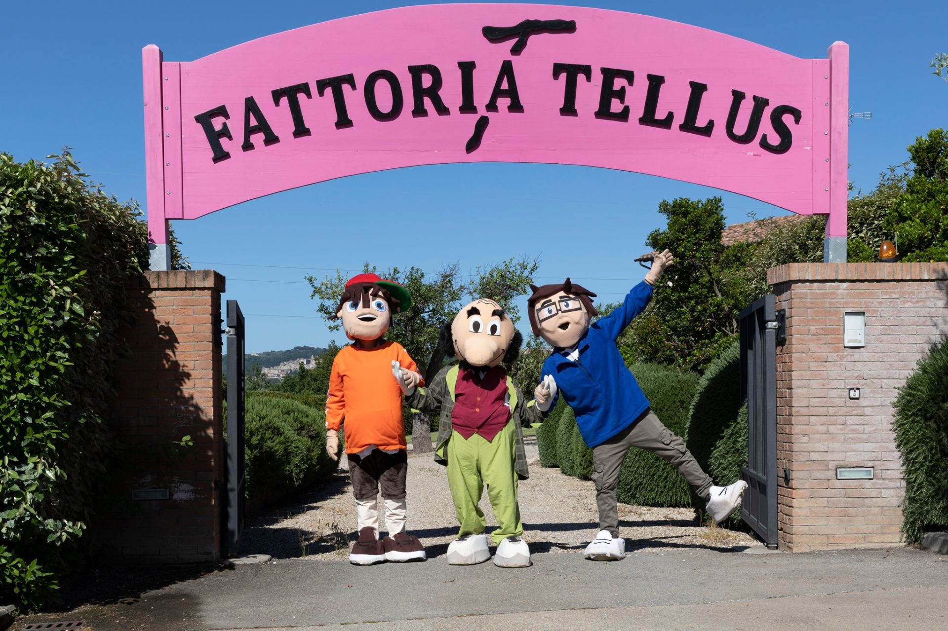 ingresso della fattoria con personaggi di gommapiuma 