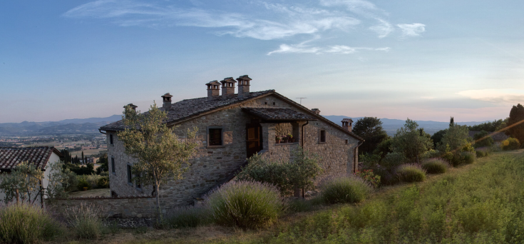 Ein Landhaus, umgeben von üppigem Grün, ein ruhiger Ort mit historischen Elementen.