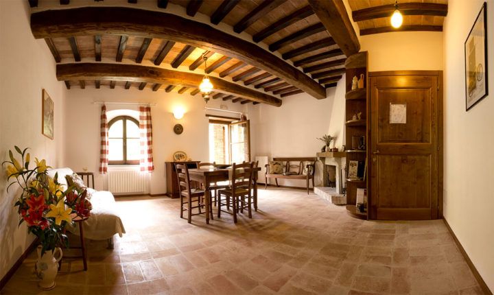 Inneneinrichtungen eines renovierten Palastes, geprägt von hellen Räumen und einer einladenden Atmosphäre, umgeben von Grün.