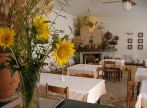 Un restaurant avec des tables bien rangées et des fleurs fraîches dans une ambiance chaleureuse.
