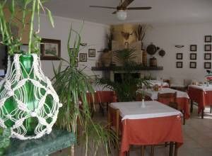 Intérieur d'un restaurant avec des tables bien disposées et des décorations de style naturel.
