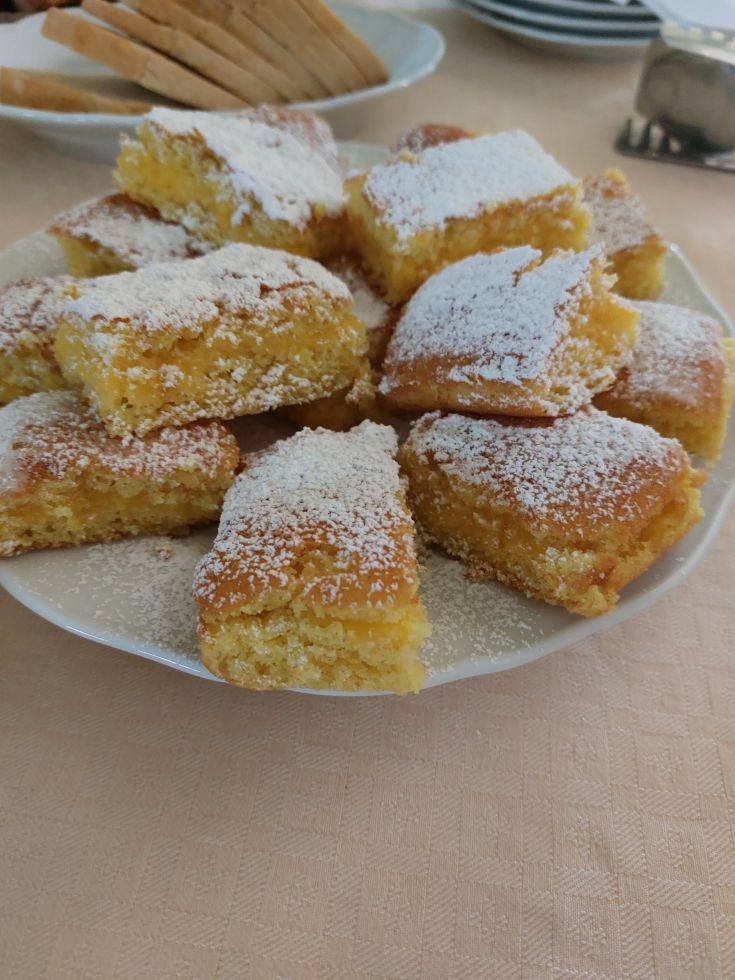 Dessert au citron décoré de sucre glace sur une assiette.