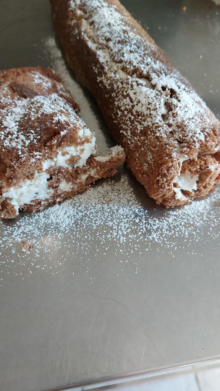 Roulade sucrée farcie de crème et saupoudrée de sucre glace.