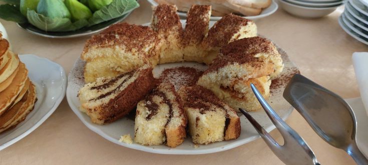 Gâteau en spirale décoré de cacao, idéal pour une pause douce et agréable.