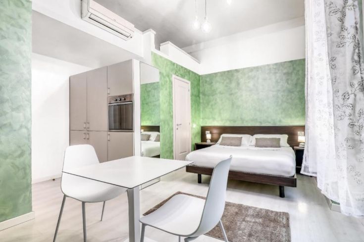 Interno accogliente e ben illuminato, con zona cucina e camera da letto arredate con gusto.