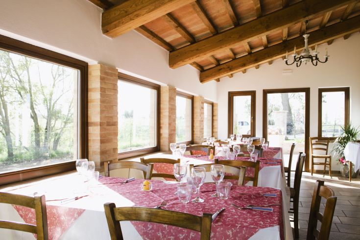 Trattoria semplice situata all'interno di un casale ristrutturato, circondata dal verde della campagna umbra.
