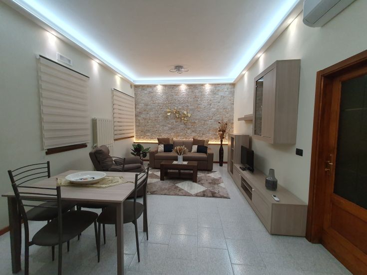 Cozy and well-furnished apartment, perfect for short stays, featuring a bright living room and dining area.