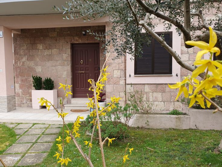 A cozy vacation home with a garden and parking, located in a quiet area a short walk from Assisi.