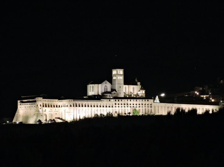 Abbey visible at night, softly lit to highlight its architecture, immersed in a peaceful atmosphere.