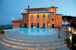 Hotel Fortebraccio features a pool and outdoor spaces for a comfortable stay.