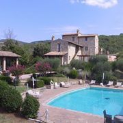 Immersa nel verde, la tenuta presenta appartamenti e una villa con piscina, panorami su Assisi.