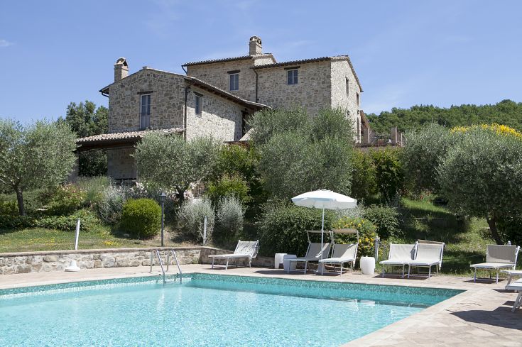 Un casale immerso tra ulivi, con una piscina situata nel verde della campagna.