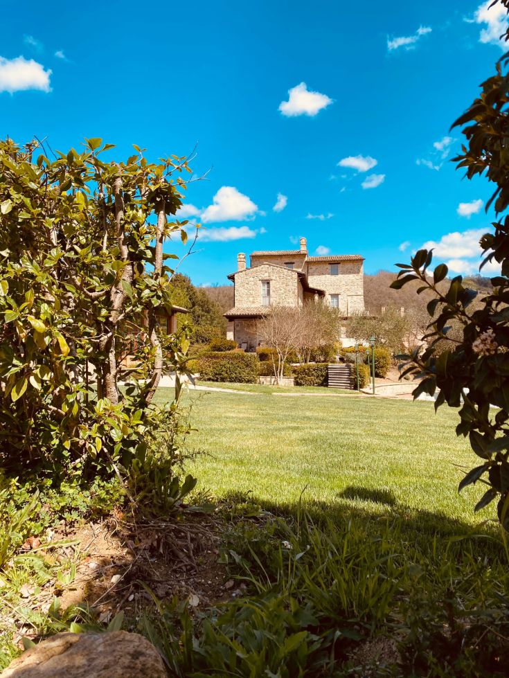 Struttura situata in un'area verde, caratterizzata da un'architettura accogliente e spaziosa.