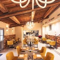 Innenansicht eines Restaurants mit gelben Stühlen und einem Kronleuchter, der eine gemütliche Atmosphäre schafft.