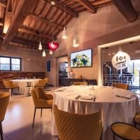 Schlichtes Interieur des Ristorante ZERO, gelegen in der Tenuta Fogliani, mit ruhiger Atmosphäre.