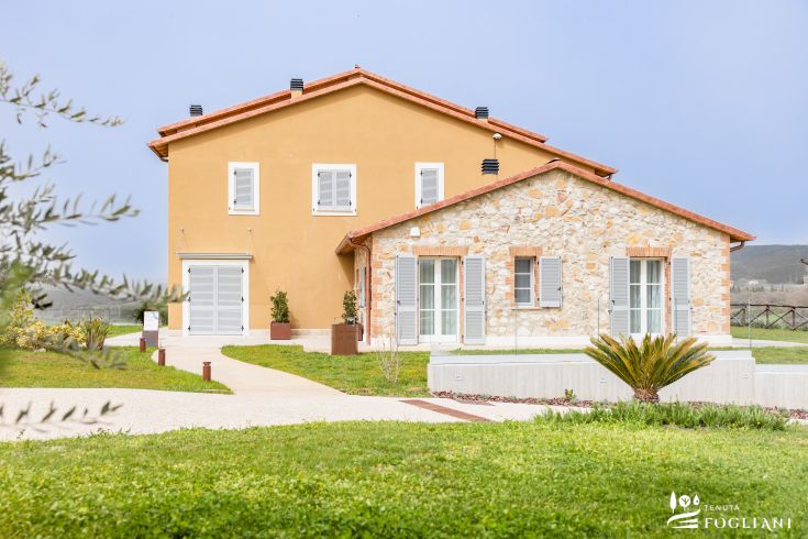 Ein Resort und Spa in den Hügeln von Umbrien, umgeben von einer malerischen Landschaft.